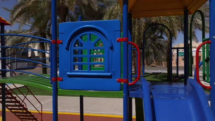 ألعاب أطفال في حديقة عامة بحائل، لقطة نهارية.