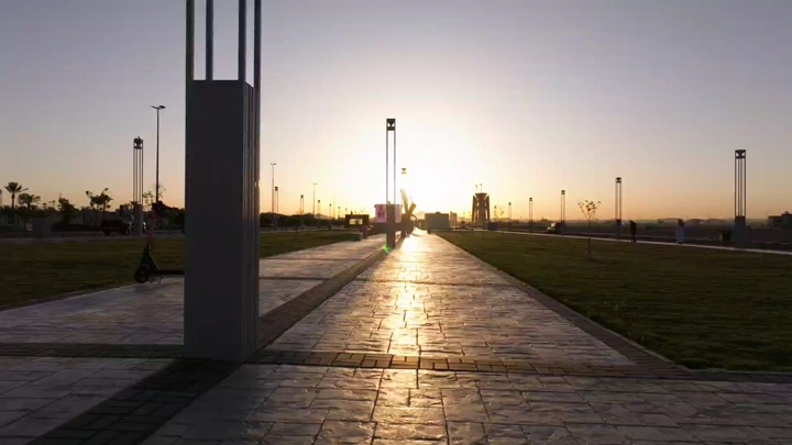 ممشى الفجر في حائل مع شروق الشمس، لقطة واسعة.