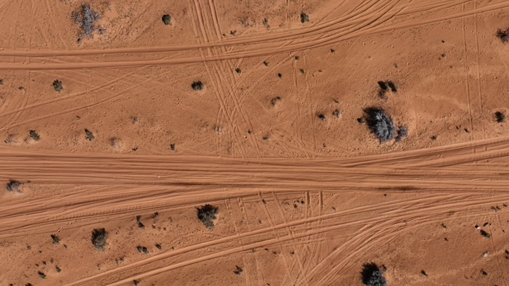 مسارات سيارات الرالي في صحراء حائل، لقطة جوية.