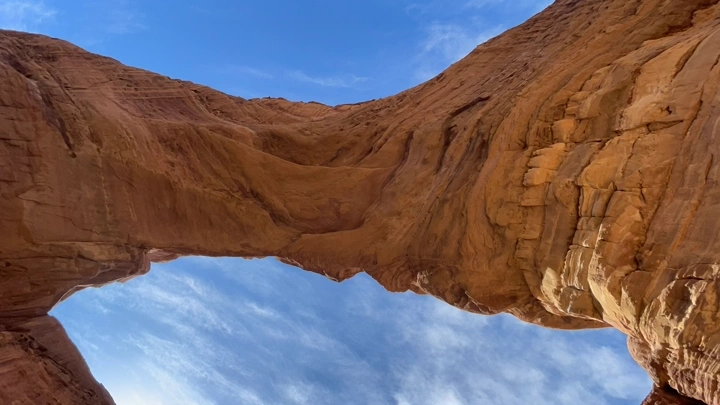 تكوين صخري طبيعي في محمية بجدة في تبوك، لقطة من الأسفل.