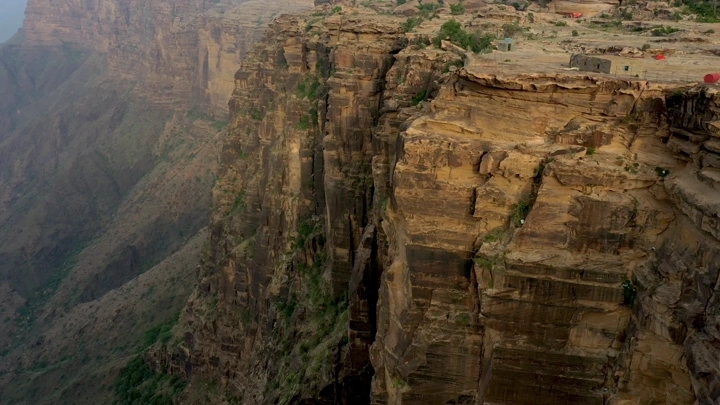 منظر جانبي لشلال الوهيدة في جبال القهر بجازان، لقطة جوية.