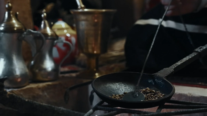 تحميص القهوة السعودية في مكان تقليدي، لقطة مقربة.