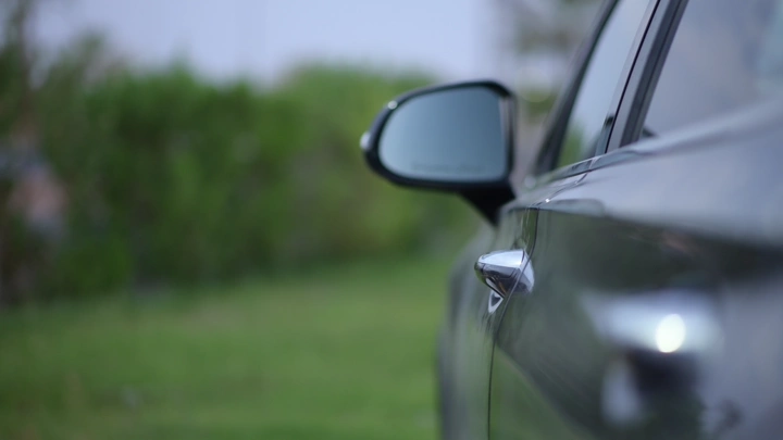 فتاة تركب سيارة في حديقة، لقطة جانبية.