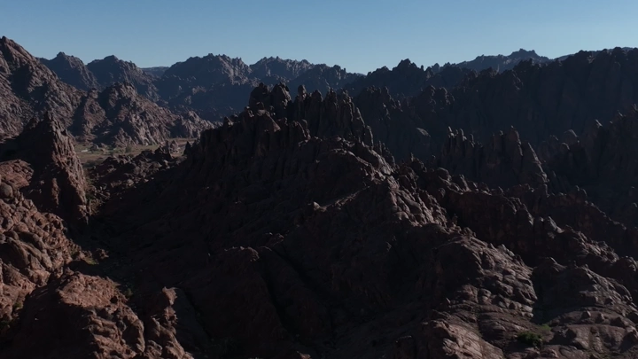 جبال توارن الشاهقة تحت السماء الزرقاء، لقطة جوية.