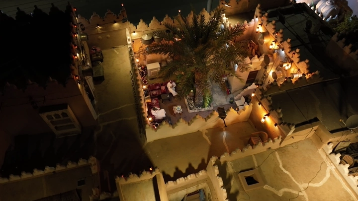 بيت قديم اثري في حائل ليلاً، لقطة جوية.