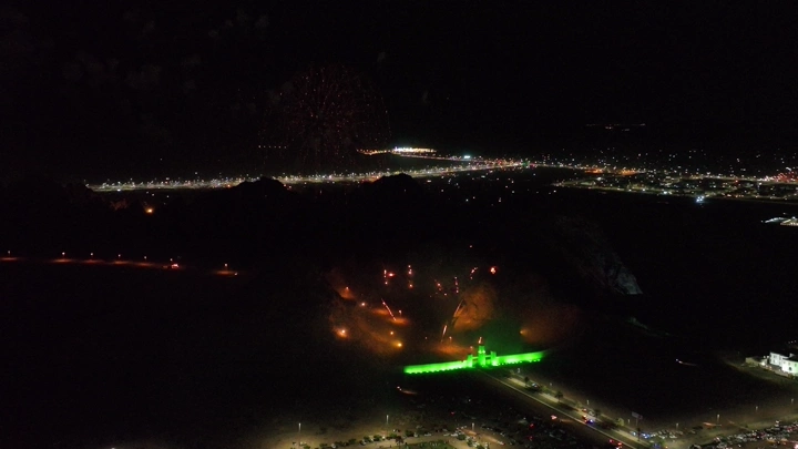 عرض ألعاب نارية في الليل بمناسبة اليوم الوطني السعودي، لقطة جوية.