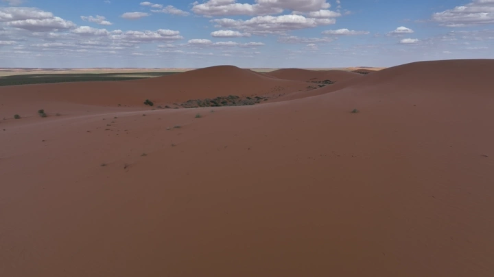 كثبان رملية في ربيع شمال السعودية، لقطة جوية.