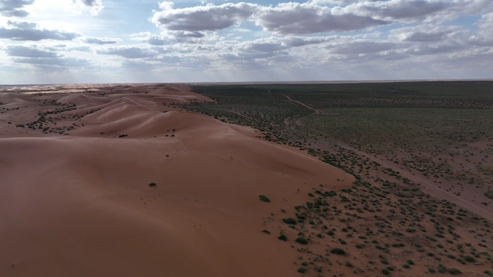 رمال النفود في الربيع شمال السعودية، لقطة جوية.