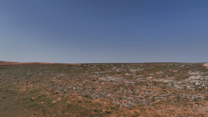 منظر للحجر ورمال النفود في الربيع شمال السعودية، لقطة جوية.