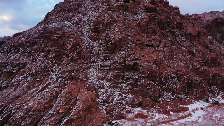 جبل مغطى بالثلوج في علقان، تبوك، لقطة جوية.