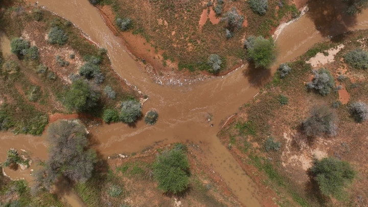 سيل وادي في حائل من الأعلى، تصوير جوي.