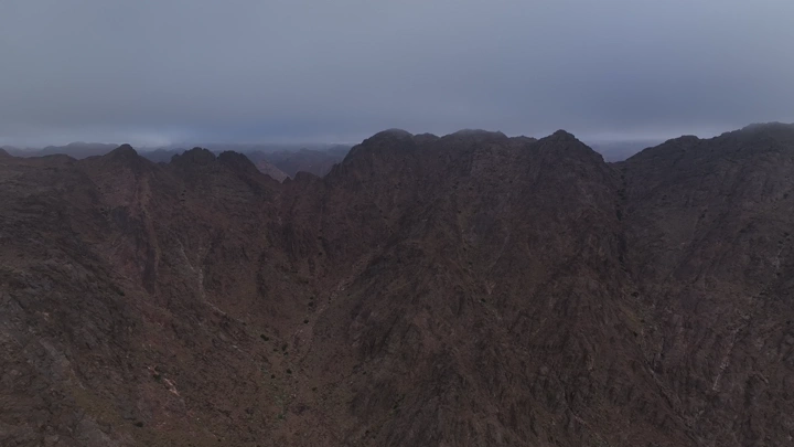 جبال مغطاة بالغيوم في حائل، لقطة جوية.
