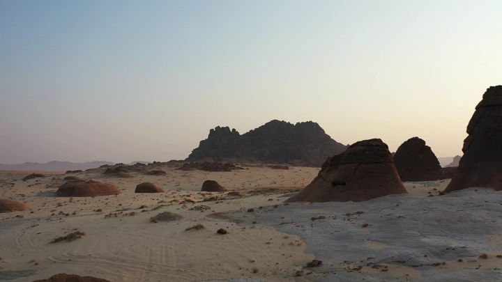 تكوينات صخرية في قوس جبال عرنان بحائل، لقطة نهارية.