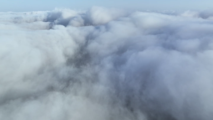 منظر للسحب الكثيفة فوق جبال حائل، تصوير جوي.