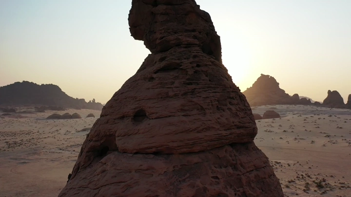 تكوين صخري في جبال عرنان بحائل عند الغروب، لقطة جوية.