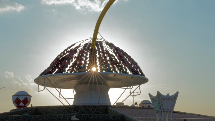 دوار صينية القناء في بقعاء عند الغروب، لقطة من الأسفل.