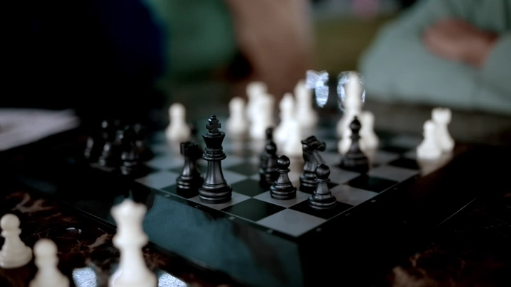 لعبة شطرنج على طاولة خشبية، لقطة مقربة.