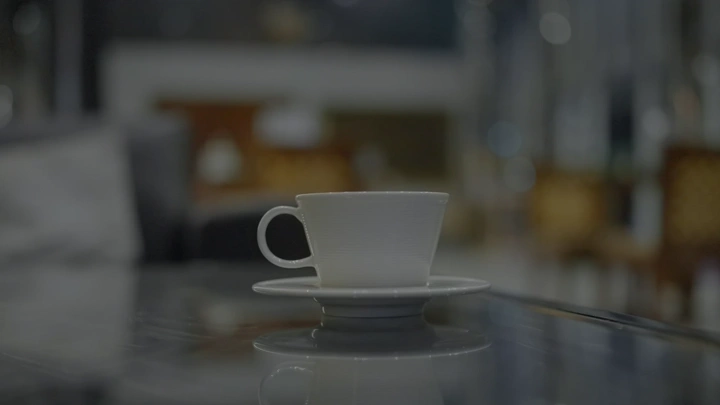 صب قهوة مختصة مقطرة في فنجان ابيض على طاولة زجاجية في مقهى، لقطة بورتريه.