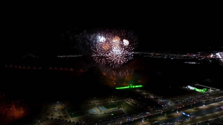 ألعاب نارية في الليل بمناسبة اليوم الوطني، لقطة جوية.