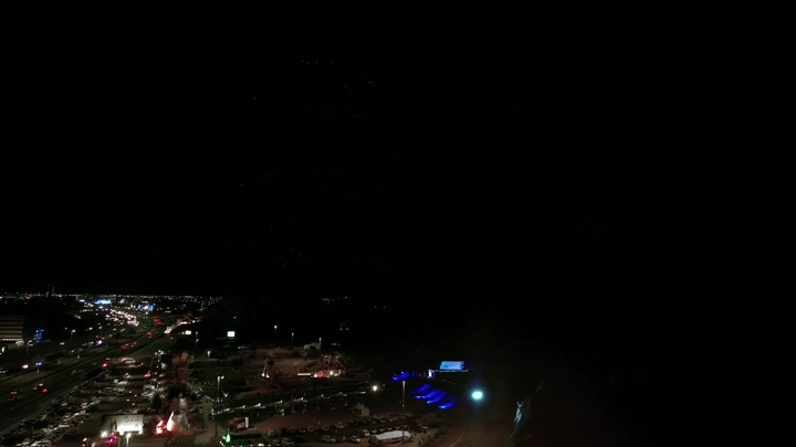 تشكيل طائرات درون في سماء حائل، لقطة ليلية.