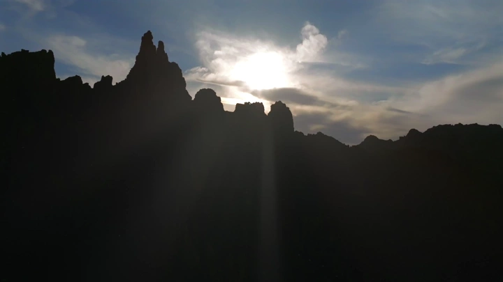 غروب الشمس فوق قمم الجبال في حائل، لقطة من الأسفل.