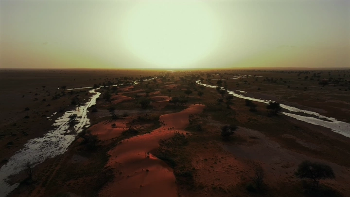 وادي مغمور بالمياه عند غروب الشمس، لقطة جوية.