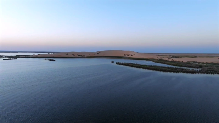 بحيرة الاصفر في الأحساء عند الغروب، لقطة جوية.