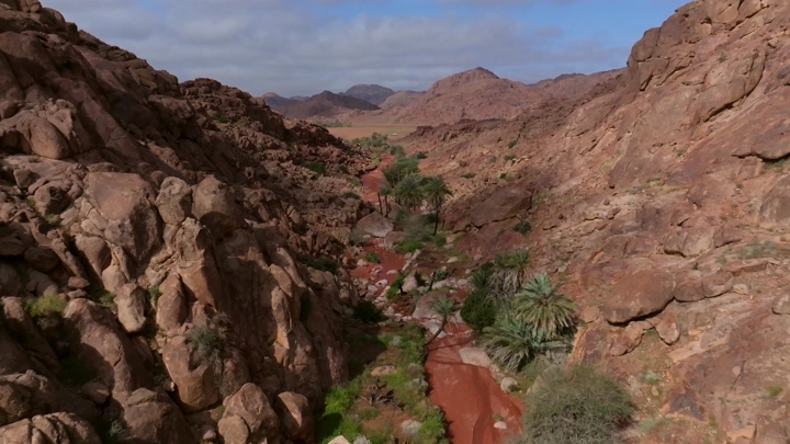 منظر جبال أجا في حائل بعد هطول الأمطار، لقطة جوية.