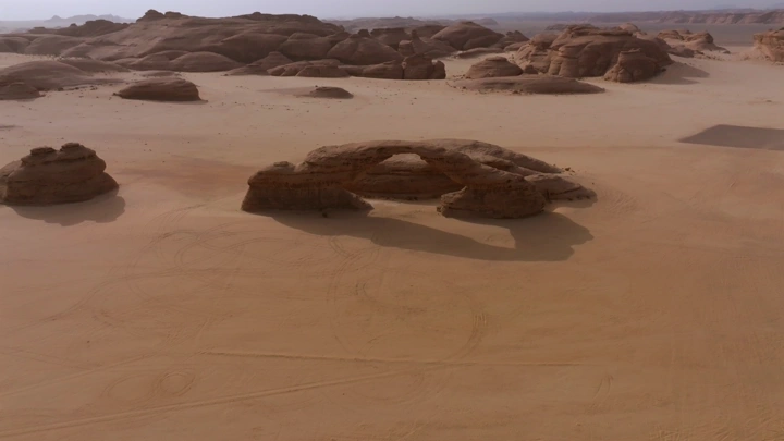 قوس مقرط الدبوس في العلا بالمملكة العربية السعودية، لقطة جوية.