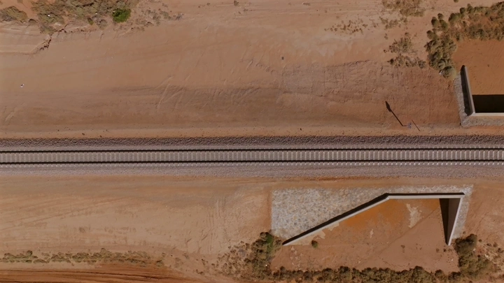 سكة قطار حديد في الصحراء، لقطة جوية عمودية.