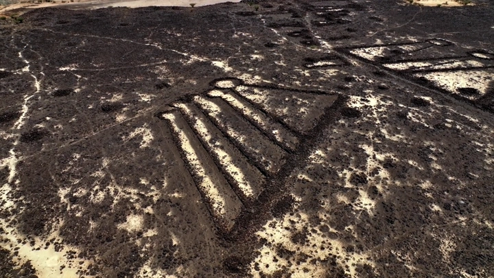 آثار المذيلات الحجرية في خيبر، لقطة جوية.