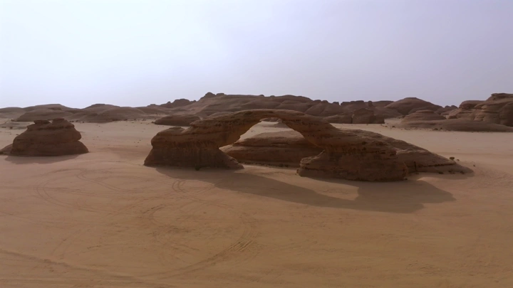 قوس مقرط الدبوس في العلا، السعودية، لقطة جوية.