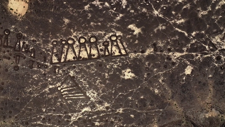 مذيلات حجرية في خيبر، لقطة جوية توضح أشكال الأشخاص.