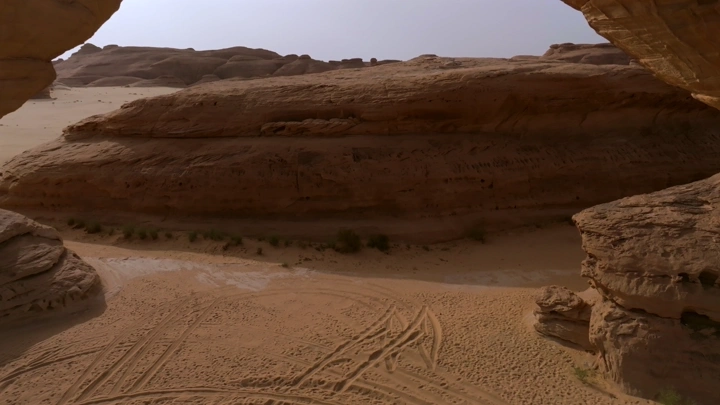 قوس مقرط الدبوس في العلا، لقطة جوية نهارية.