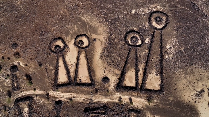 مذيلات حجرية في خيبر، لقطة جوية توضح التشكيلات الحجرية.