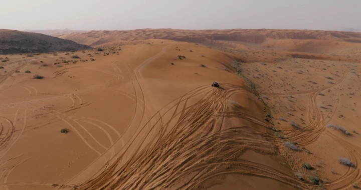 سيارة رالي على كثبان حائل الرملية، لقطة جوية.