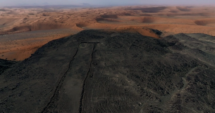 مستطيل حجري في صحراء حائل، لقطة جوية.