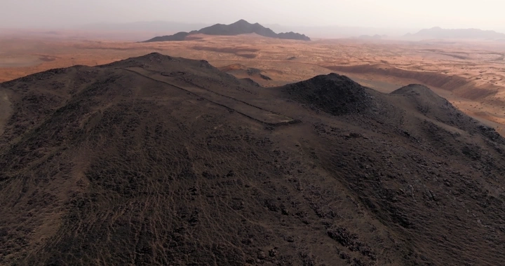 تشكيل حجري مستطيل على جبل في حائل، لقطة جوية.