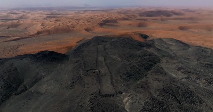 مستطيل حجري في صحراء حائل، لقطة جوية.