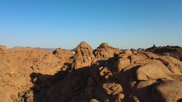 تكوين صخري أبو الهول في حائل، لقطة جوية.