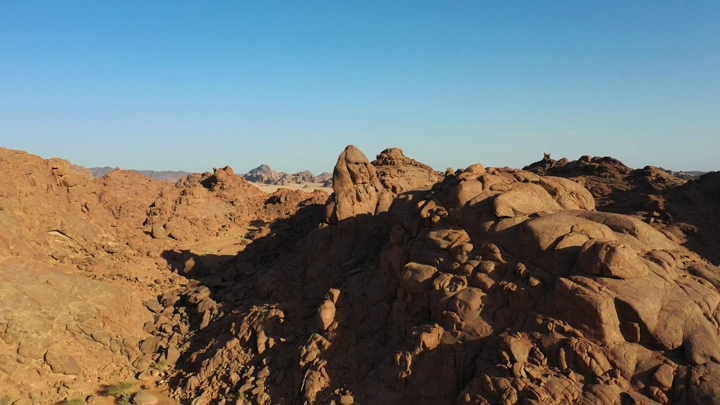 تشكيلات صخرية ابو الهول في حائل تحت سماء زرقاء، لقطة جوية.