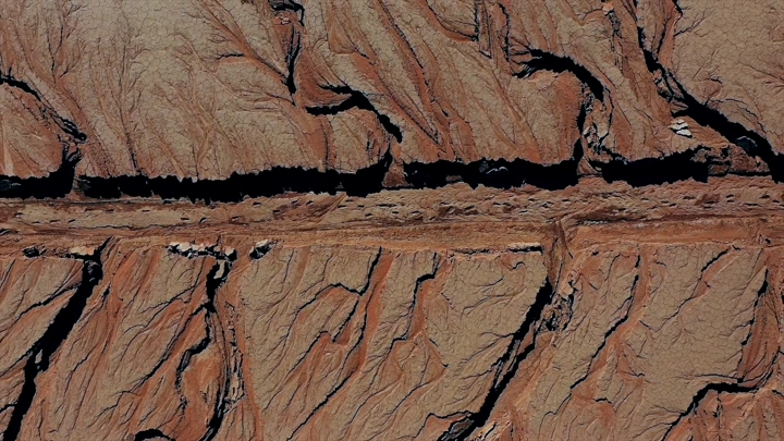 سيل المطر يشكل شجرة في تبوك، لقطة جوية.