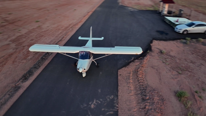 طائرة خاصة على مدرج في منطقة صحراوية، لقطة جوية.