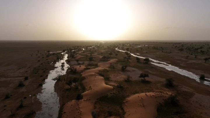 وادي بعد المطر عند غروب الشمس، لقطة جوية.