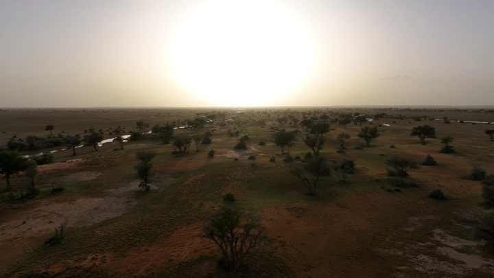 غروب الشمس في وادي بعد المطر، لقطة جوية.