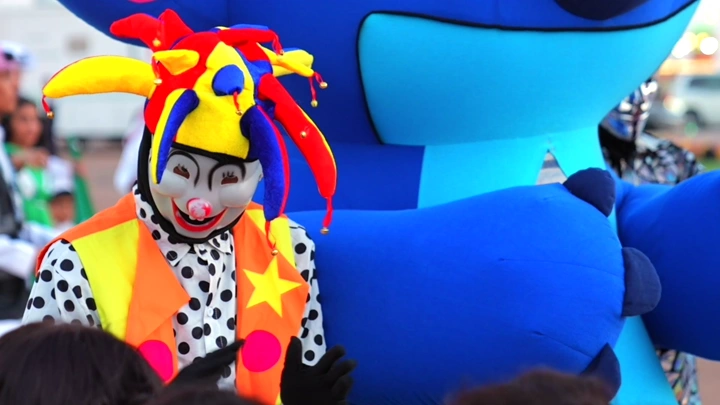 مهرج بزي تنكري في مهرجان خارجي، لقطة قريبة.