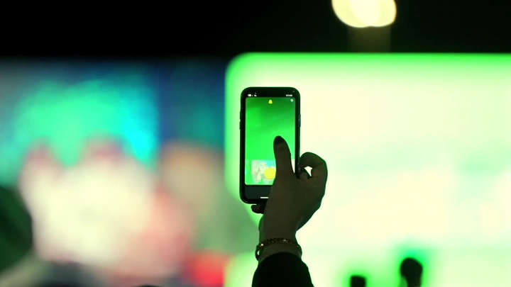 تصوير بالهاتف المحمول في حدث ليلي.