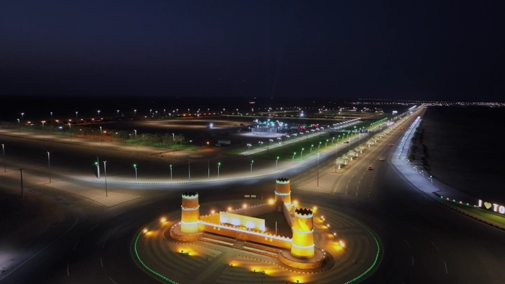 دوار مضاء في محافظة تربه بحائل ليلاً، لقطة جوية.