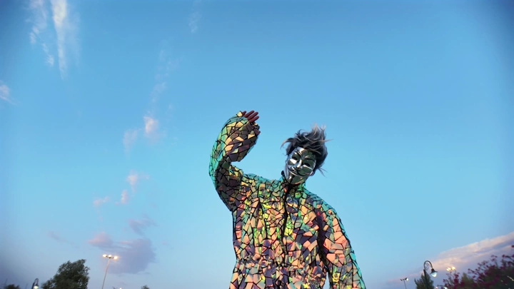 شخصية بزي تنكري في احتفالات عامة، لقطة من الأسفل.