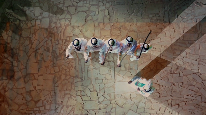 العرضة السعودية بالزي التقليدي السعودي في عرض ثقافي، لقطة علوية.